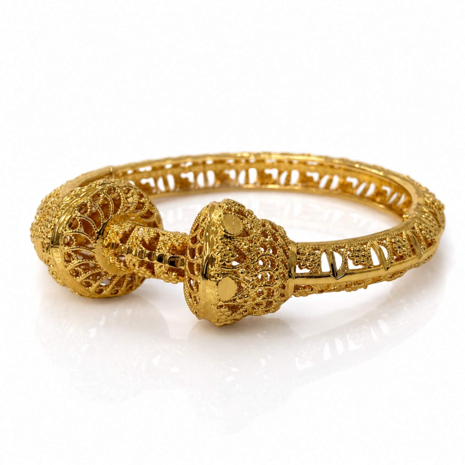 18K Gold Heritage Bangle - close-up filigree detail