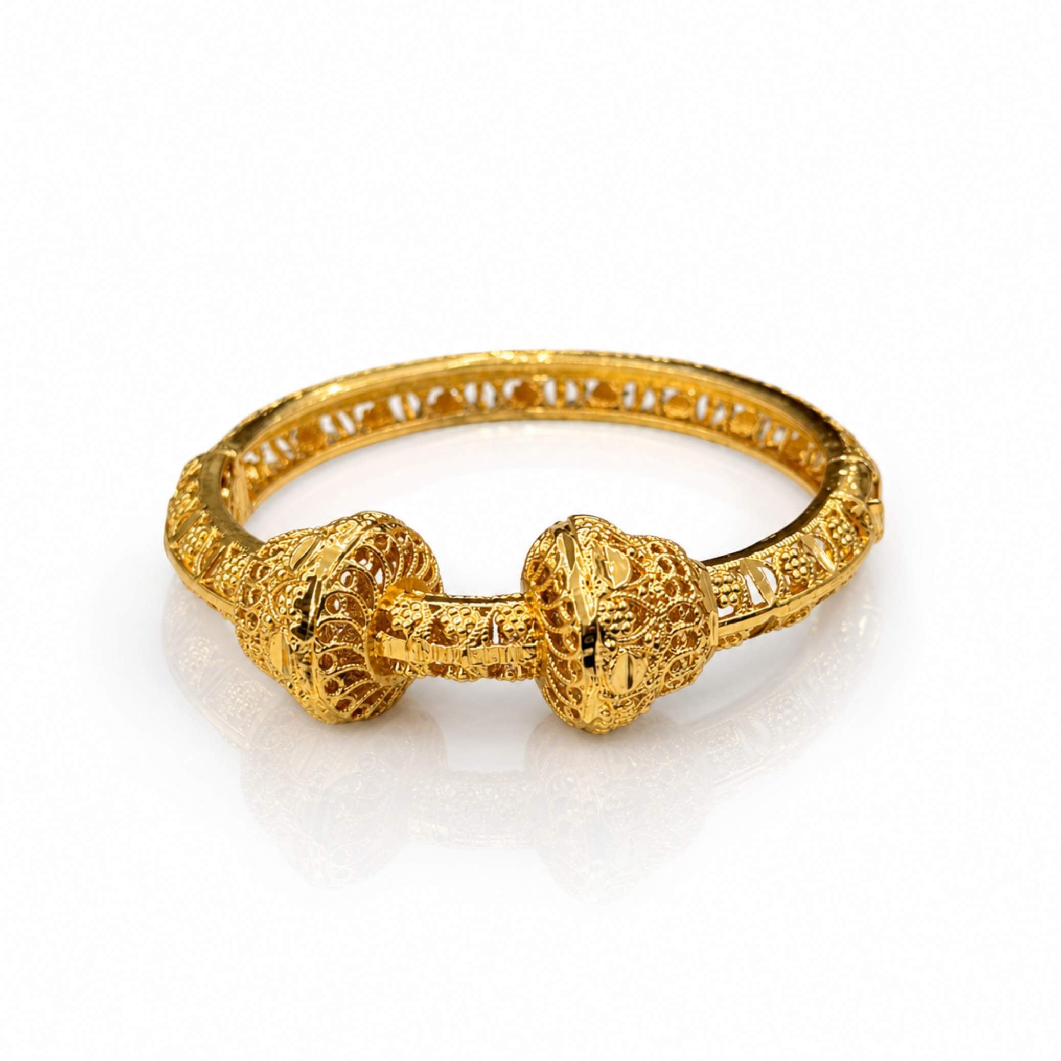 18K Gold Heritage Bangle - detail view