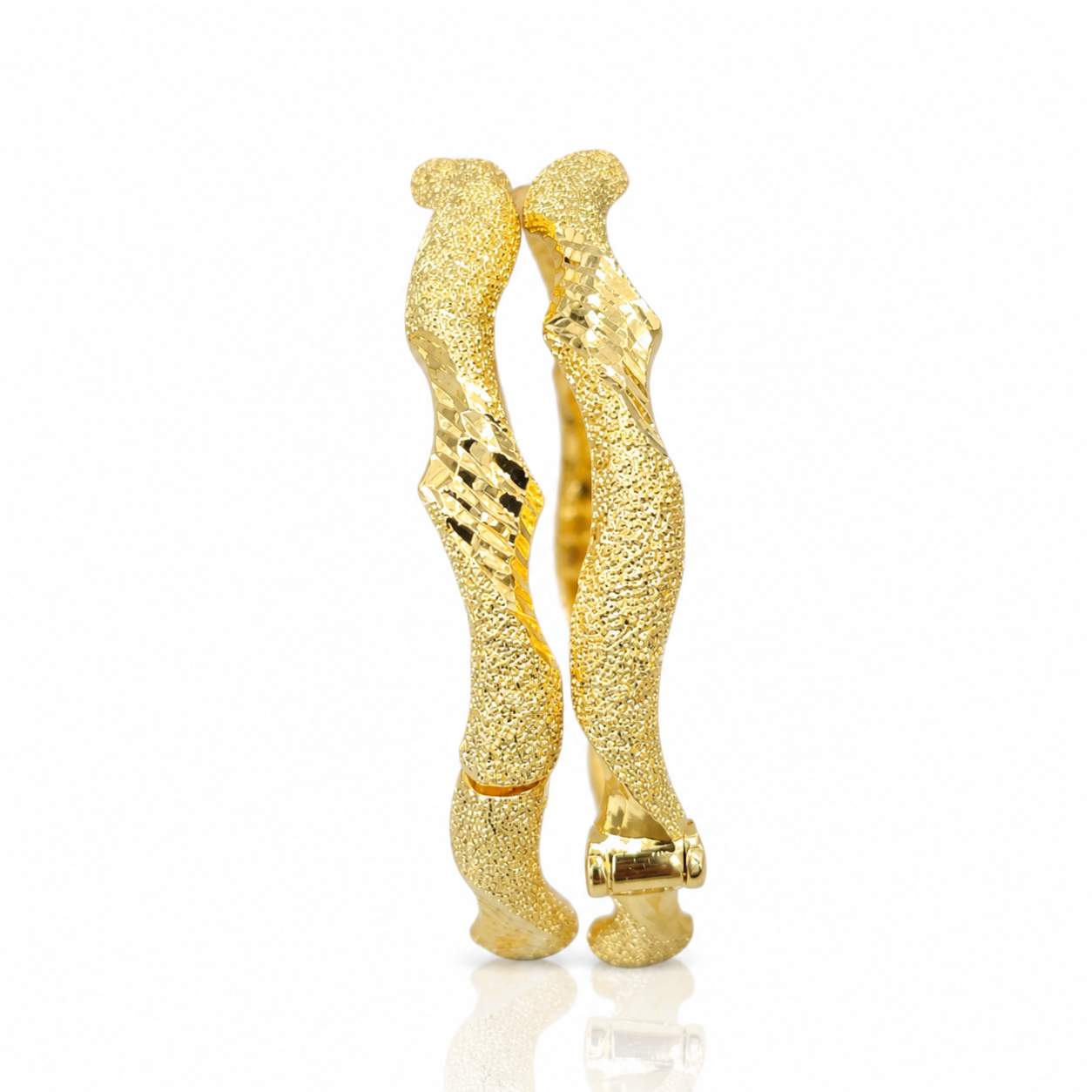 18K Gold Bangle Pair Luxe - side angle and clasp detail