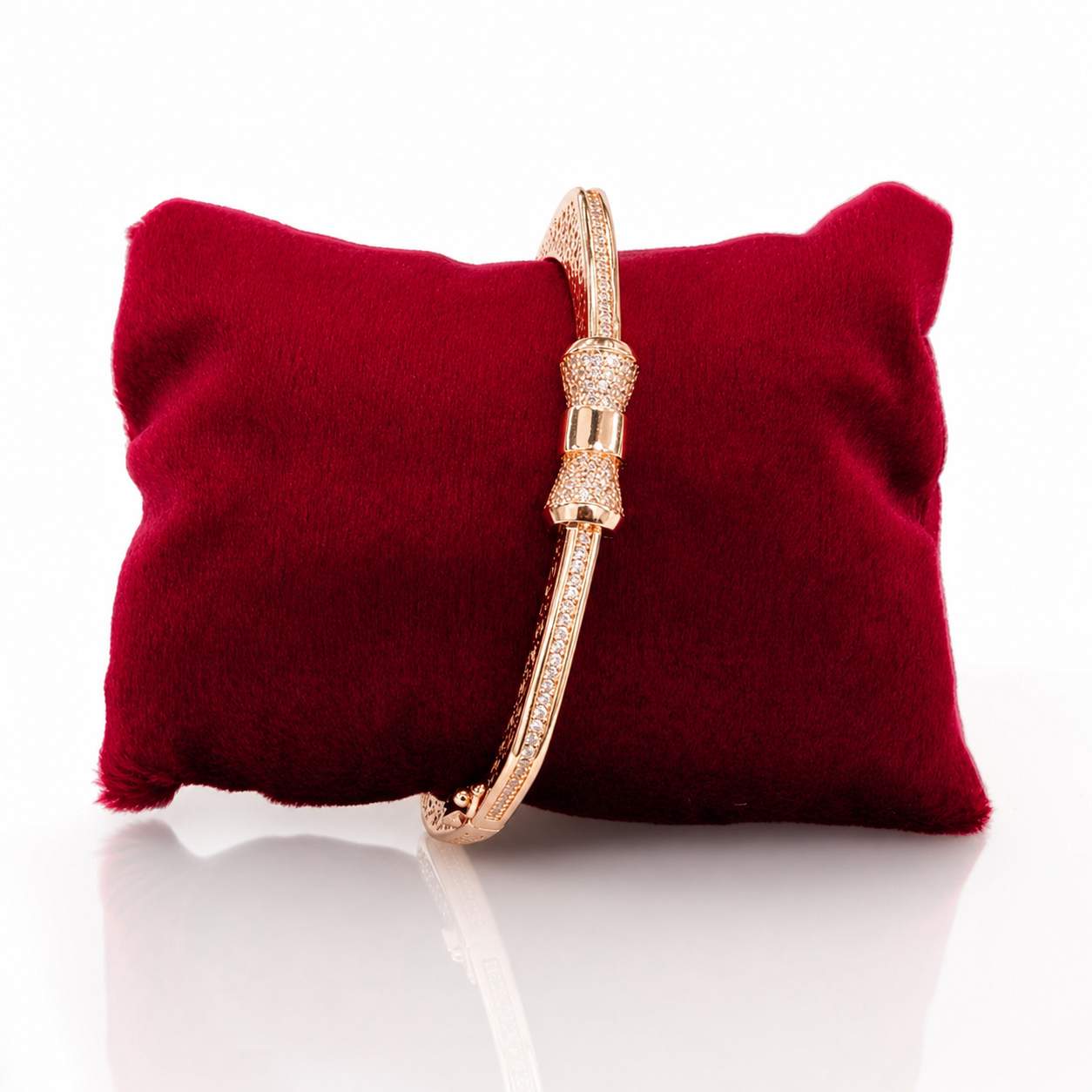 Gold Bracelet Signature Collection - close-up detail