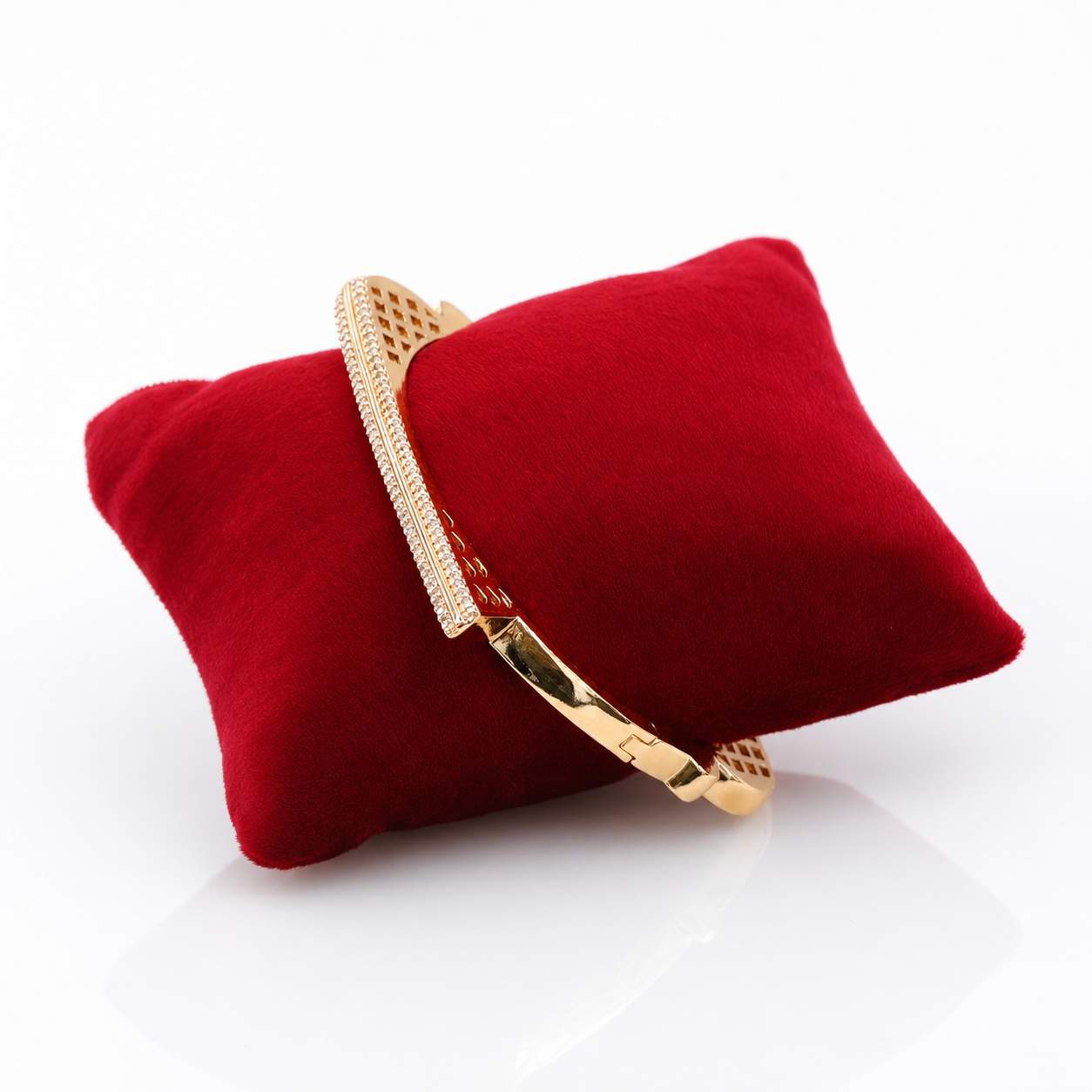 Gold Bracelet Signature Collection - detail view